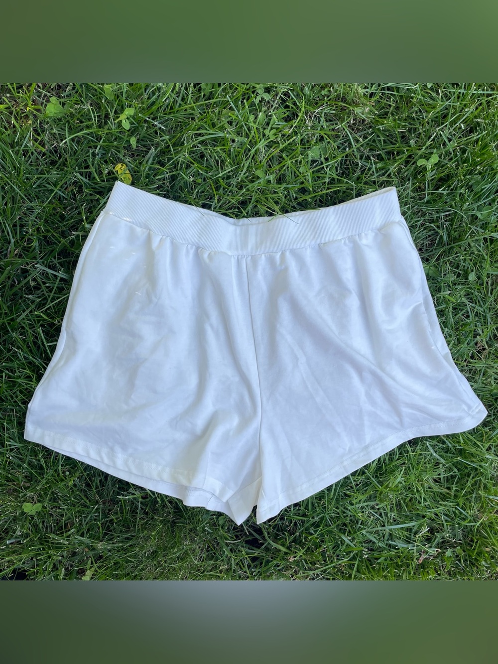White sweat shorts with pockets size women’s XXL